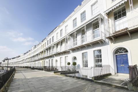 3 bedroom flat to rent, Royal York Crescent, Clifton, BS8