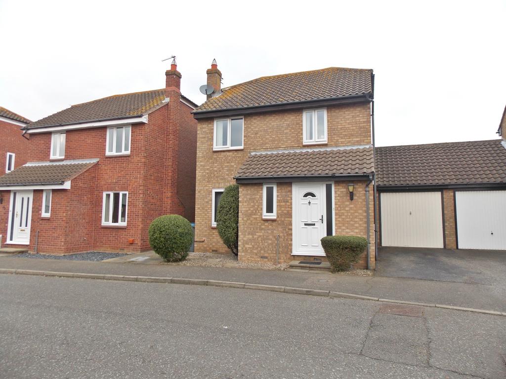Valley Walk, Felixstowe, IP11 3 bed detached house £300,000