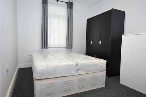 Studio to rent, High Street, Edgware