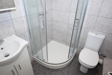 Studio to rent, High Street, Edgware