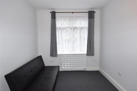 Studio to rent, High Street, Edgware