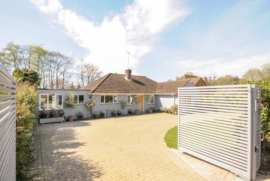 Virginia Water, Surrey, GU25 4 bed detached bungalow to rent £3,500