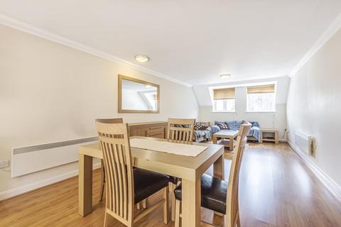 3 bedroom apartment to rent, Woking,  Surrey,  GU22