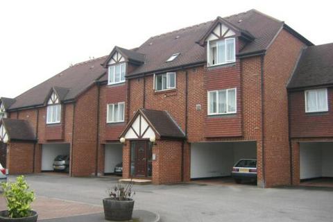 Studio to rent, Thackeray Lodge, Hatton Road, Bedfont