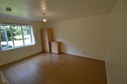 Studio to rent, Thackeray Lodge, Hatton Road, Bedfont