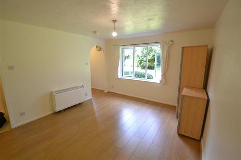 Studio to rent, Thackeray Lodge, Hatton Road, Bedfont