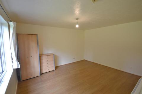 Studio to rent, Thackeray Lodge, Hatton Road, Bedfont