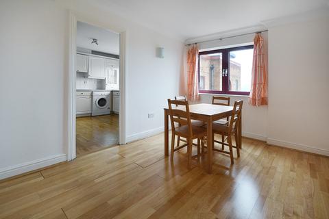 2 bedroom flat to rent - William Morris Way, London, SW6