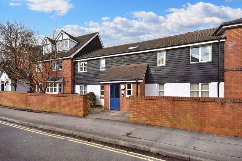 Arthur Road, Farnham 2 bed apartment £255,000