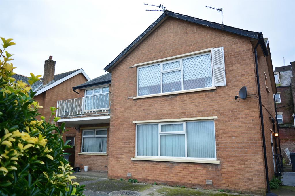 Clifton Drive, Blackpool, FY4 1RR 3 bed flat £95,000