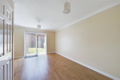 2 bedroom terraced house to rent, Finch Close, Tadley, Hampshire, RG26