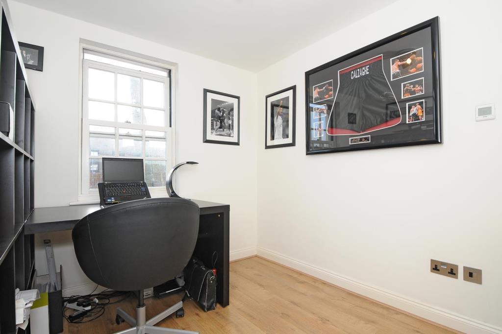 Bedroom 2/Study
