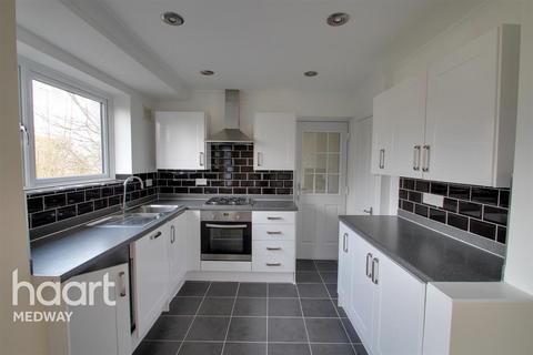 3 bedroom terraced house to rent, Maidstone Road, Chatham, ME4