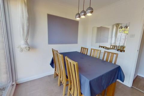 4 bedroom terraced house to rent, Guildford Park Avenue, Guildford GU2 7NN