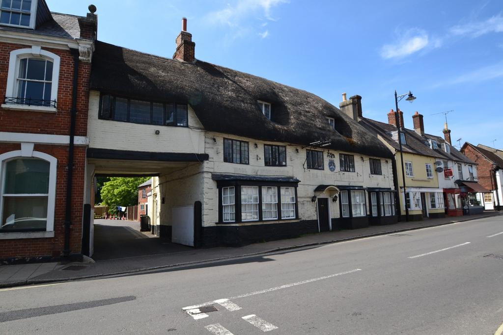 Sturminster Newton 6 bed property with land £275,000