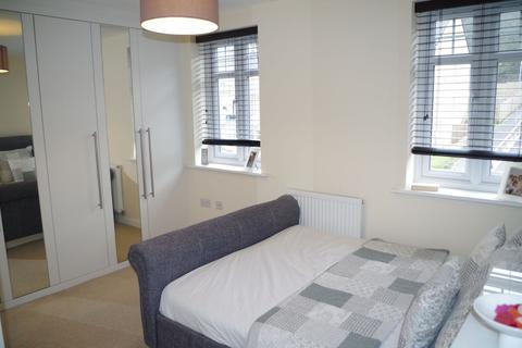 8 Admiral Way, Halifax, HX2 0SW