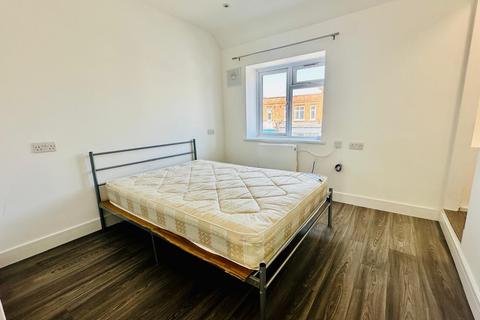 3 bedroom flat to rent, Northolt Road, Harrow