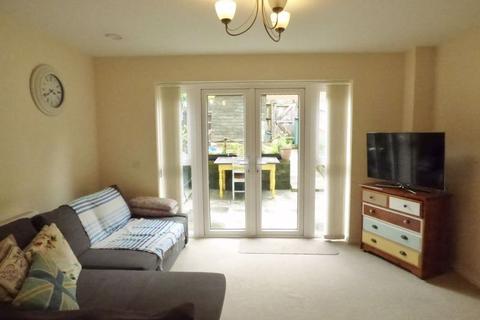 3 bedroom terraced house to rent, Consort Gardens, East Cowes