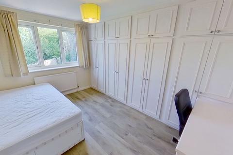 6 bedroom semi-detached house to rent, Elmside, Guildford GU2 7SJ