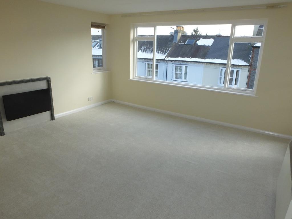 Grange Court, Grange Road, Lewes BN7 2 bed flat to rent £1,200 pcm (£
