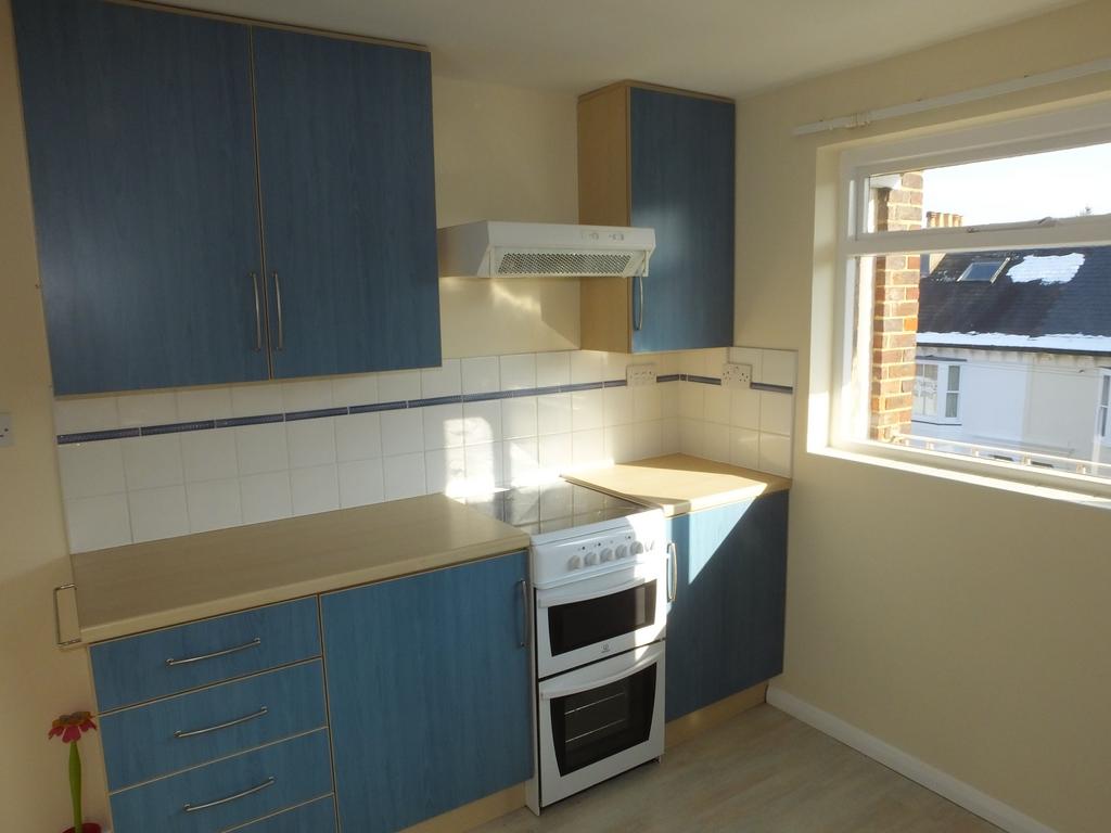 Grange Court, Grange Road, Lewes BN7 2 bed flat to rent £1,200 pcm (£