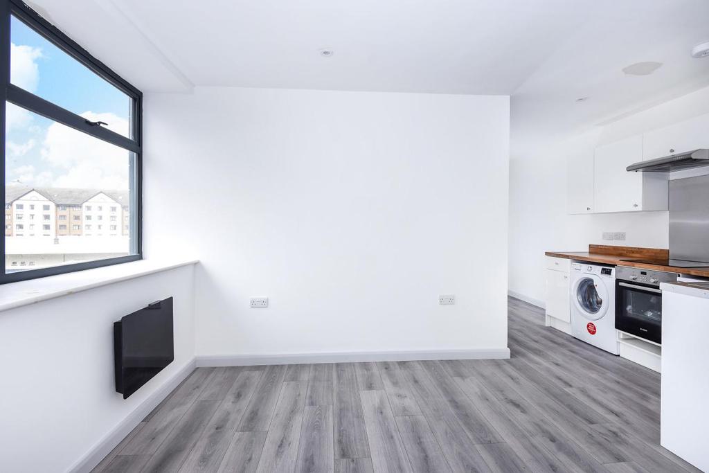 Fife Road, Kingston upon Thames 3 bed flat £425,000
