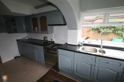 4 bedroom detached house to rent, Chester Road, Whitby, Ellesmere Port, Cheshire. CH66