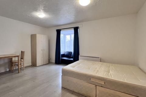 Studio to rent, Harp Island Close, Neasden, NW10