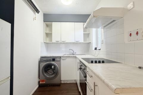 Studio to rent, Harp Island Close, Neasden, NW10