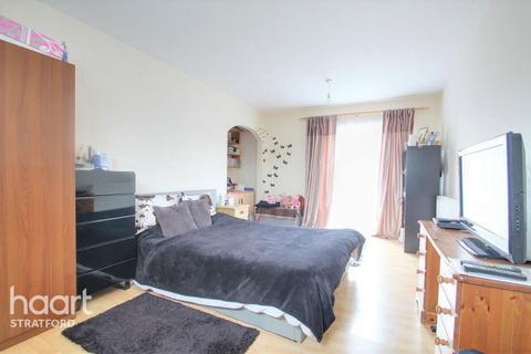 3 bedroom maisonette to rent, Sycamore Close, London