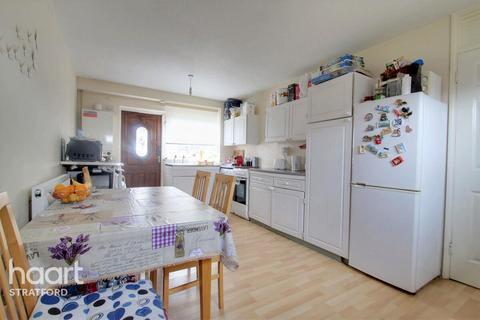 3 bedroom maisonette to rent, Sycamore Close, London