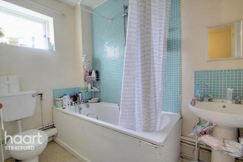 3 bedroom maisonette to rent, Sycamore Close, London