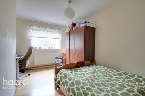 3 bedroom maisonette to rent, Sycamore Close, London