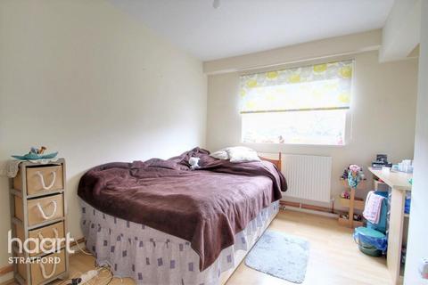 3 bedroom maisonette to rent, Sycamore Close, London