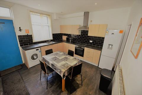 4 bedroom house to rent - 34 Burley Lodge Terrace