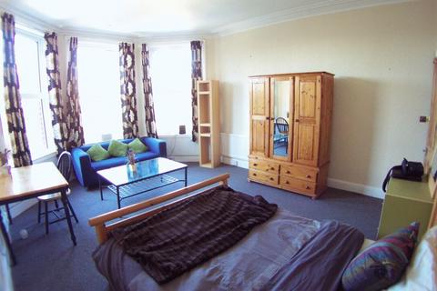 2 bedroom flat to rent, 9 Spring Road, Leeds