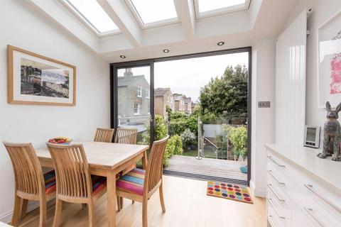 3 bedroom flat to rent, Lower Richmond Road, Putney