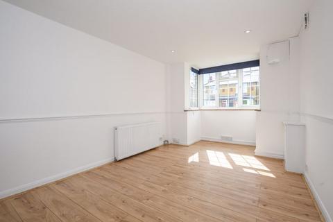 1 bedroom property to rent, Kings Road, Walton-On-Thames