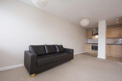 2 bedroom flat to rent, Auckland House, Walton-on-Thames