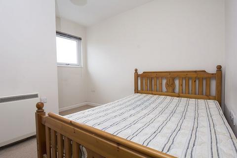 2 bedroom flat to rent, Auckland House, Walton-on-Thames