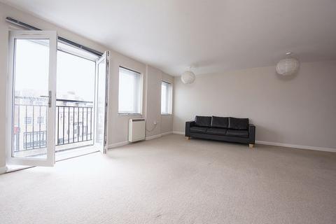 2 bedroom flat to rent, Auckland House, Walton-on-Thames