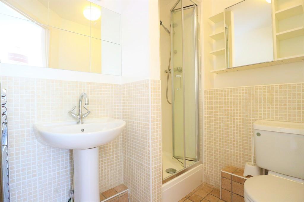 En-suite to bedroom 1