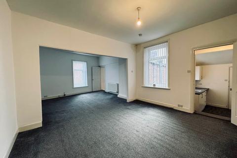 3 bedroom flat to rent, High Street East, Wallsend.  NE28 7RX