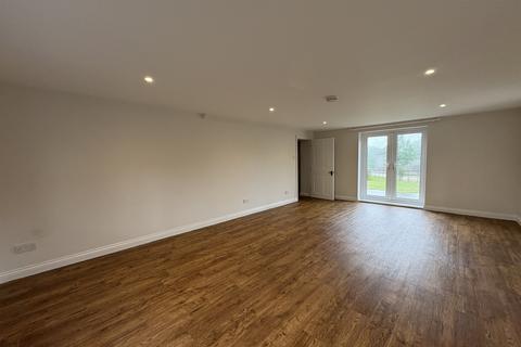 4 bedroom semi-detached house to rent, Crawthorne