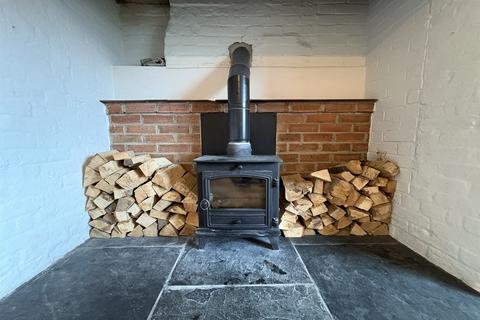 4 bedroom semi-detached house to rent, Crawthorne