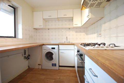 2 bedroom flat to rent, Horseshoe Close