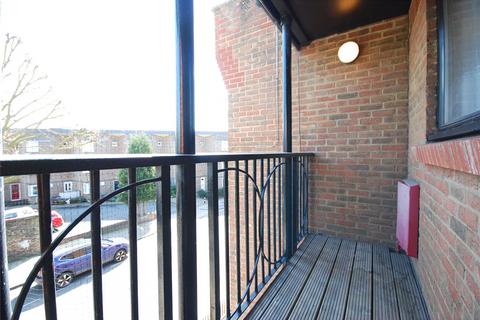 2 bedroom flat to rent, Horseshoe Close