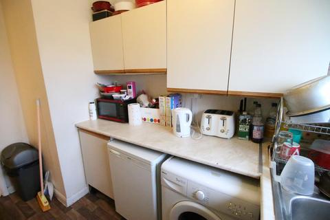 2 bedroom flat to rent, Colnbrook Court, Old Bath Road, Slough, Berkshire, SL3