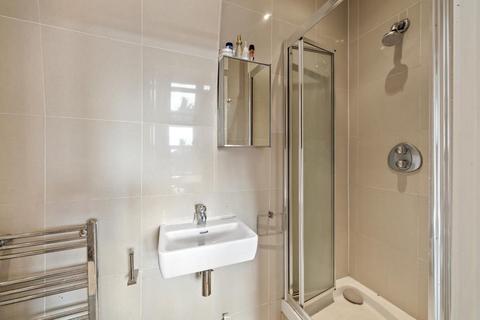 Studio to rent, Ballards Lane, N3