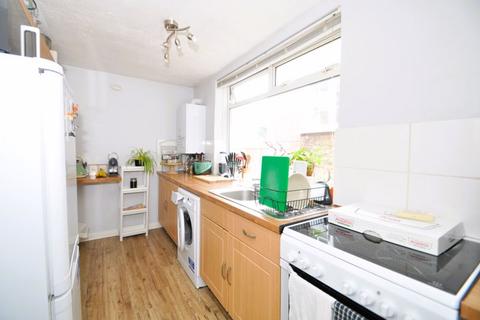 2 bedroom maisonette to rent, Dukes Avenue, New Malden